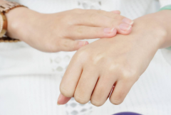 通过手诊指甲竖条纹，揭示你的健康状况