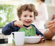 8岁男孩吃什么提高免疫力 孩子要多摄入优质蛋白食品和果蔬