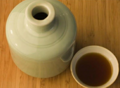 补阴养生药酒有哪些功效，饮用的时候要注意什么